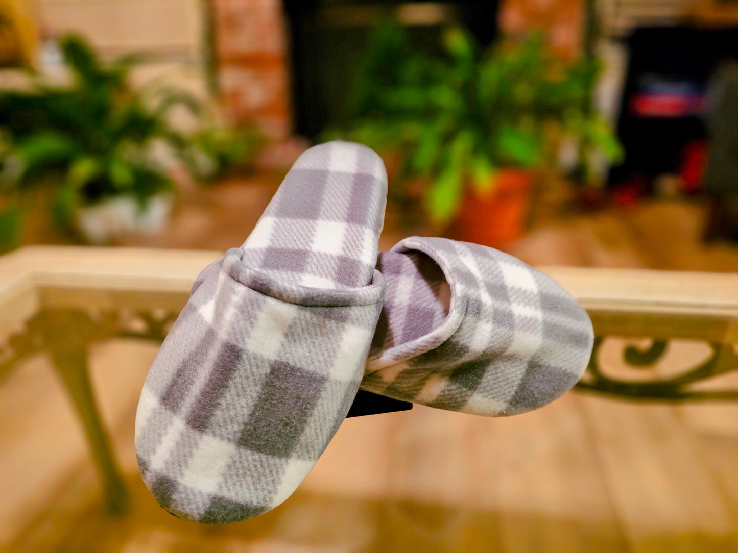 Soft checkers fleece house slippers for women, size 10–11, cushioned slip‑on