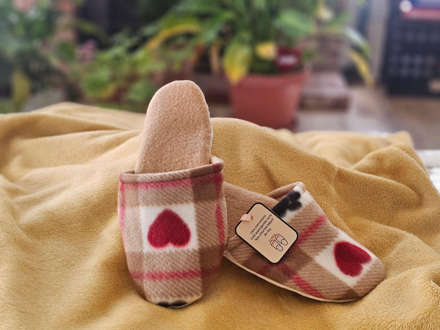 Soft Plaid Hearts fleece house slippers for women, size 6–7, cushioned slip‑on